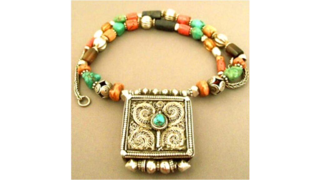 Beaded necklace with square silver pendant